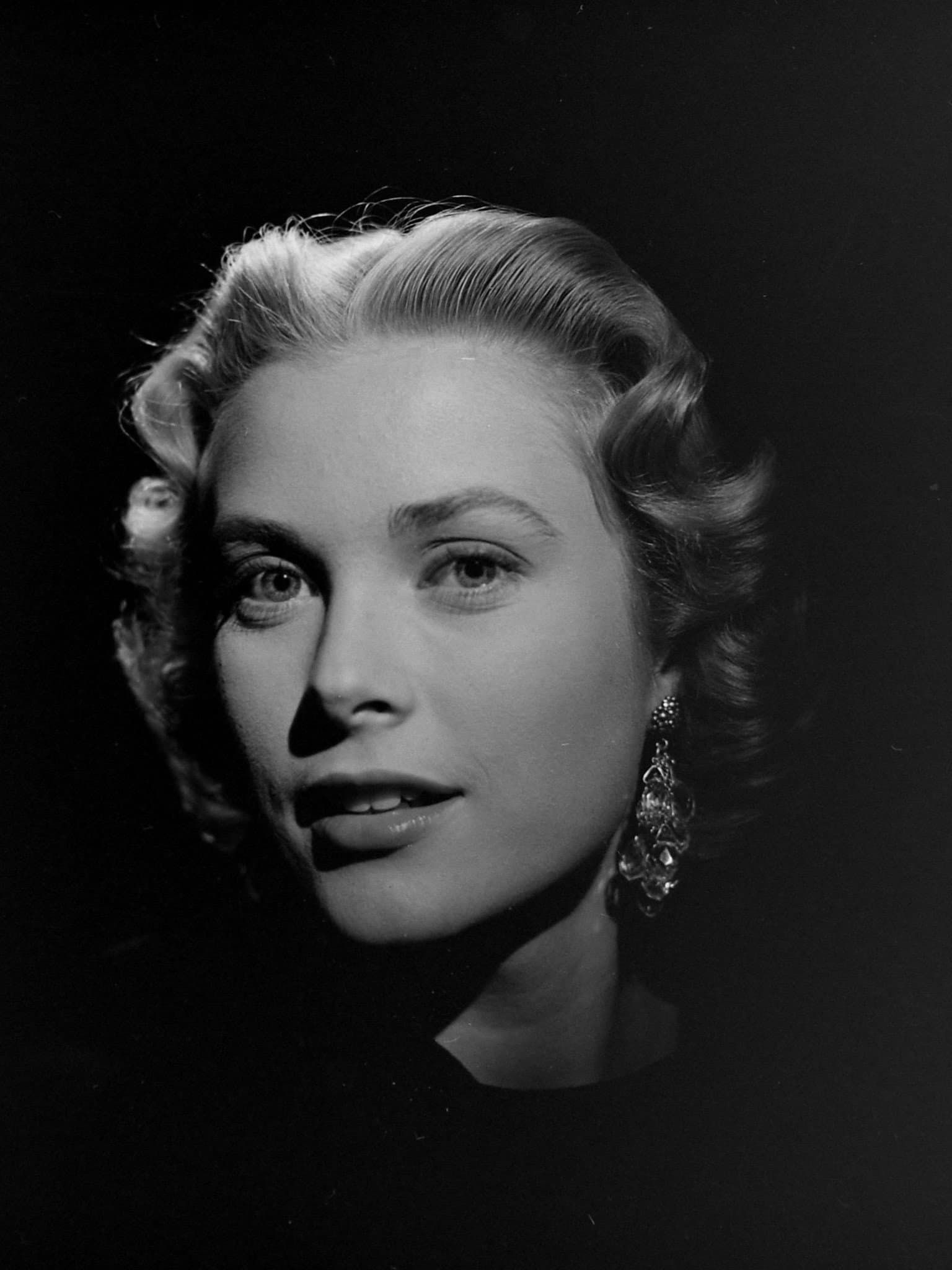 Grace Kelly – Hollywoods tragische Prinzessin backdrop