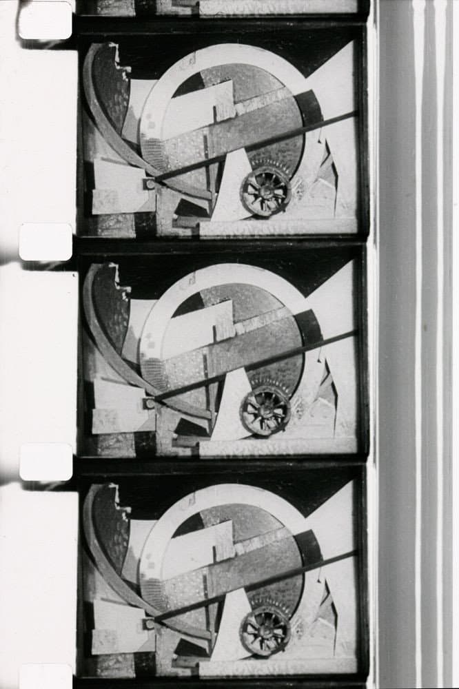 La Clef de L'horloge (Poème cinémathographique en l’honneur de Kurt Schwitters) backdrop