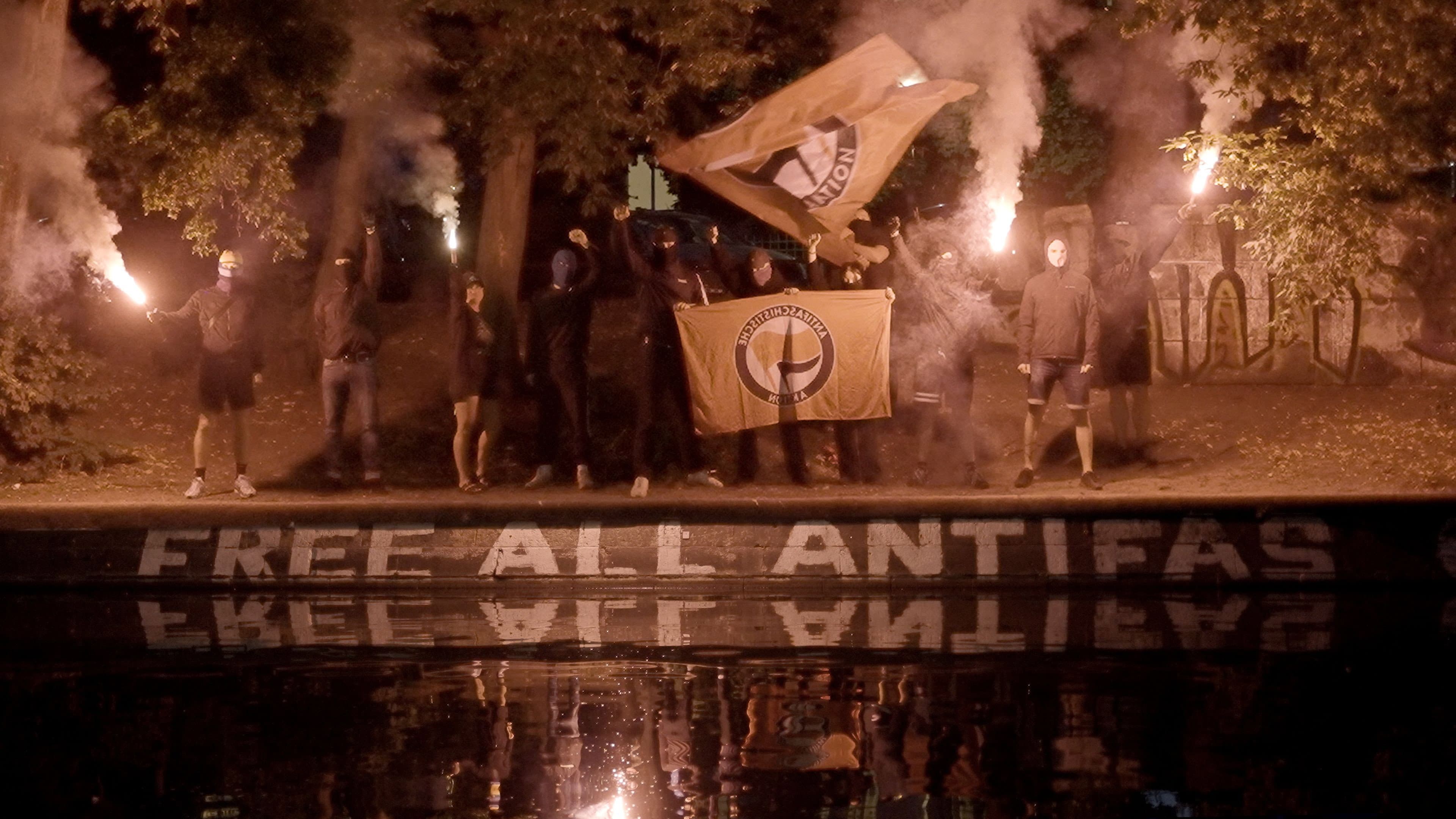 Antifa - Schulter an Schulter, wo der Staat versagte backdrop