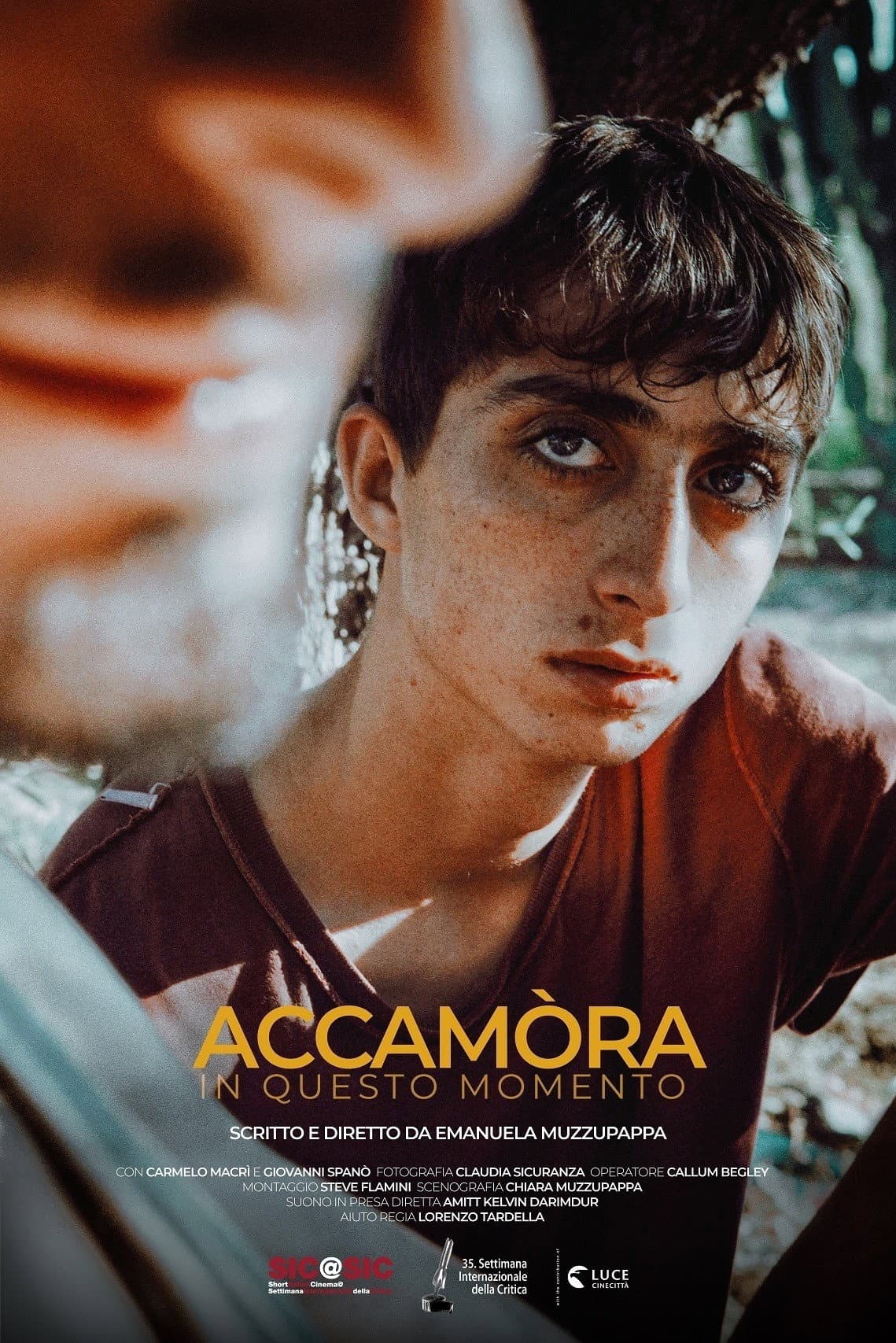 Accamòra (Right Now) backdrop