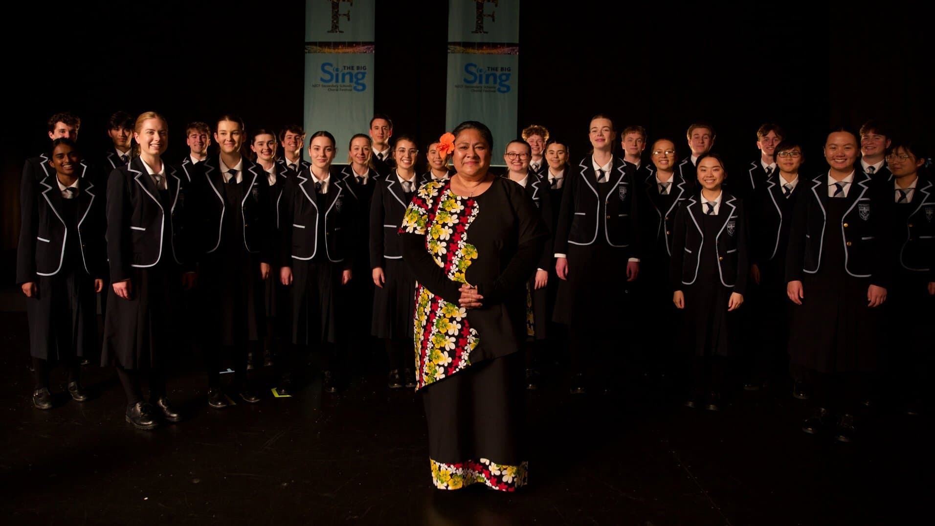 Tinā backdrop