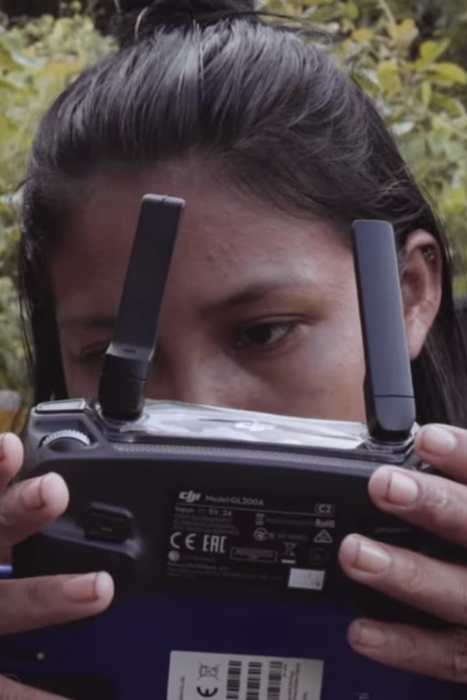 Mensageiras da Amazônia: Jovens Munduruku Usam Drone e Celular para Resistir às Invasões backdrop