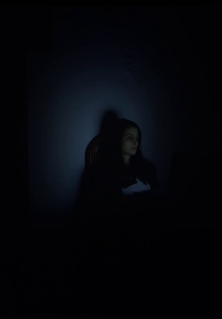 În care eroina se ascunde și apoi are parte de o întâlnire neașteptată backdrop