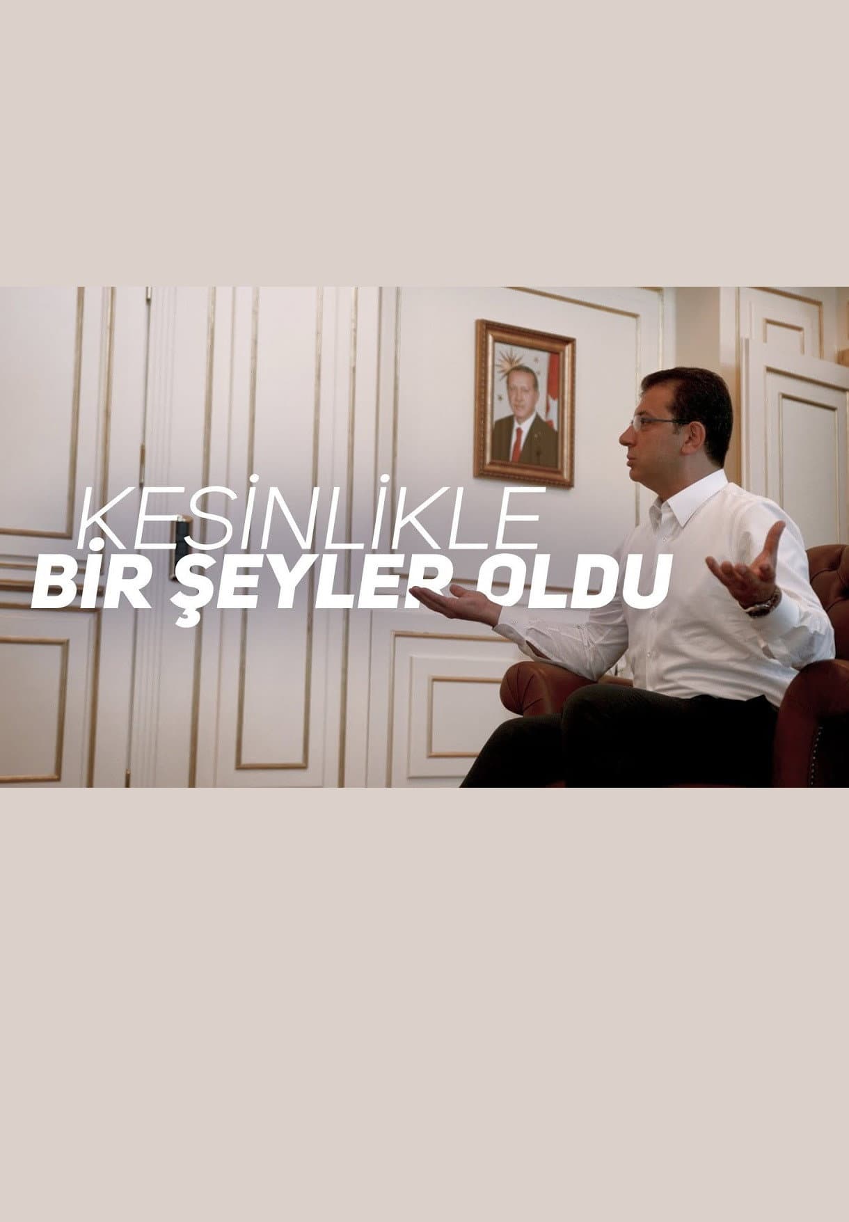 Kesinlikle Bir Şeyler Oldu backdrop