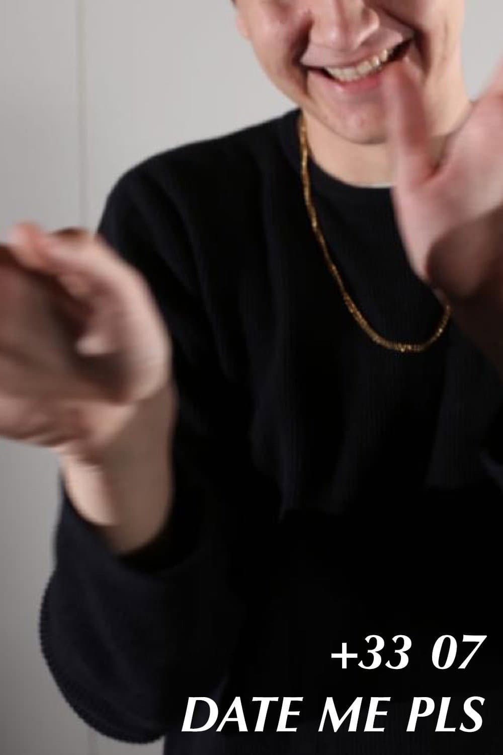 +33 07 DATE ME PLS backdrop